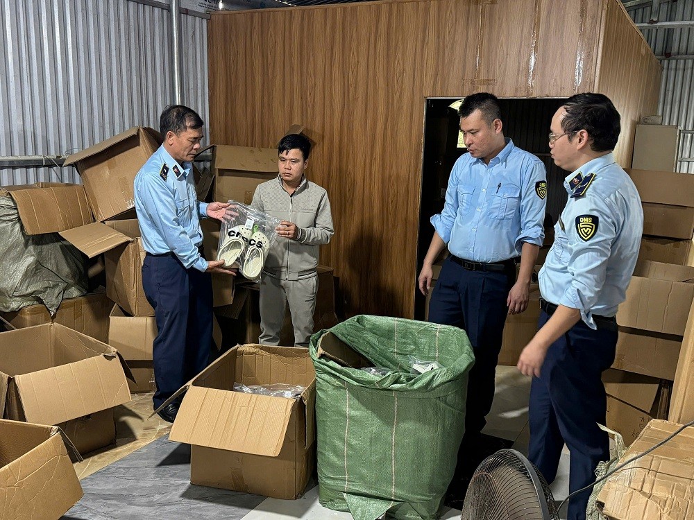 Lực lượng QLTT tỉnh Quảng Ninh khám kho hàng tại xã Quảng Tân, tỉnh Quảng Ninh