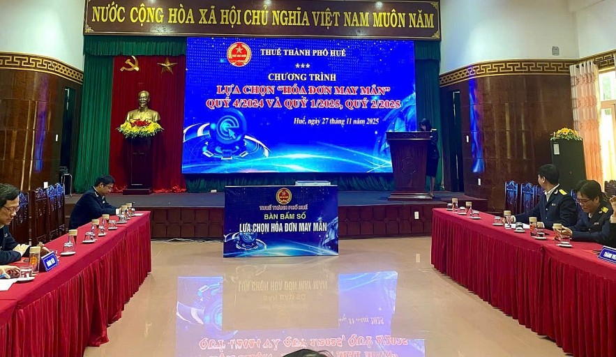 Thuế TP. Huế lựa chọn được 57 hóa đơn may mắn quý IV/2024 và quý I/2025, quý II/2025 Thuế TP. Huế công bố 57 hóa đơn may mắn trúng thưởng quý IV/2024 và quý I, quý II/2025