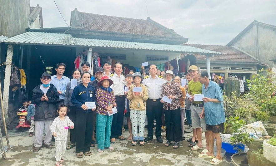 Thuế TP. Hải Phòng thăm hỏi, chia sẻ khó khăn cùng các đồng nghiệp và nhân dân vùng lũ miền Trung, Tây Nguyên Thuế TP. Hải Phòng thăm hỏi, chia sẻ khó khăn cùng các đồng nghiệp và nhân dân vùng lũ