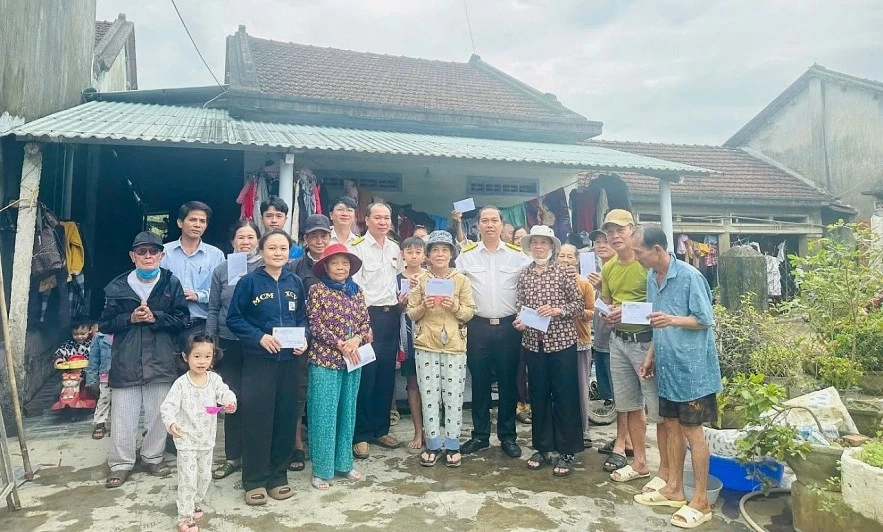 Thuế TP. Hải Phòng thăm hỏi, chia sẻ khó khăn cùng các đồng nghiệp và nhân dân vùng lũ