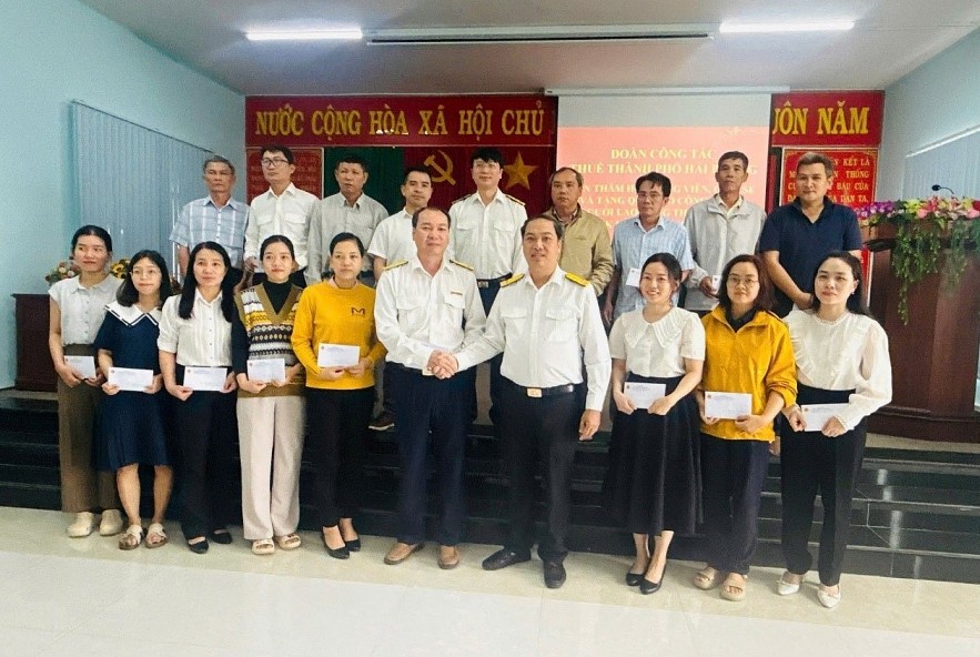 Thuế TP. Hải Phòng thăm hỏi, chia sẻ khó khăn cùng các đồng nghiệp và nhân dân vùng lũ
