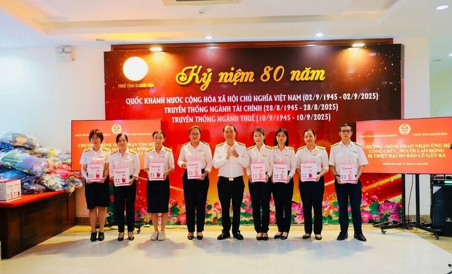 Thuế TP. Hải Phòng thăm hỏi, chia sẻ khó khăn cùng các đồng nghiệp và nhân dân vùng lũ