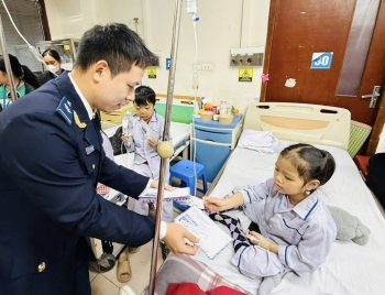 Tuổi trẻ Hải quan trao quà tiếp sức cho các bệnh nhi ung thư
