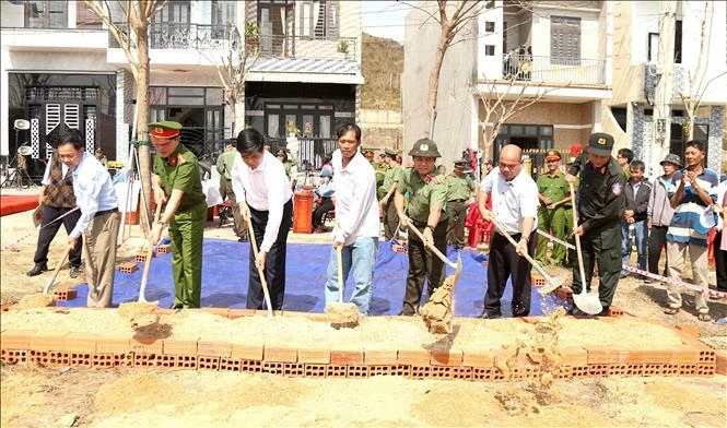 Thủ tướng yêu cầu phát động chiến dịch thần tốc xây, sửa nhà cho người dân bị thiệt hại do mưa lũ Chú thích ảnh