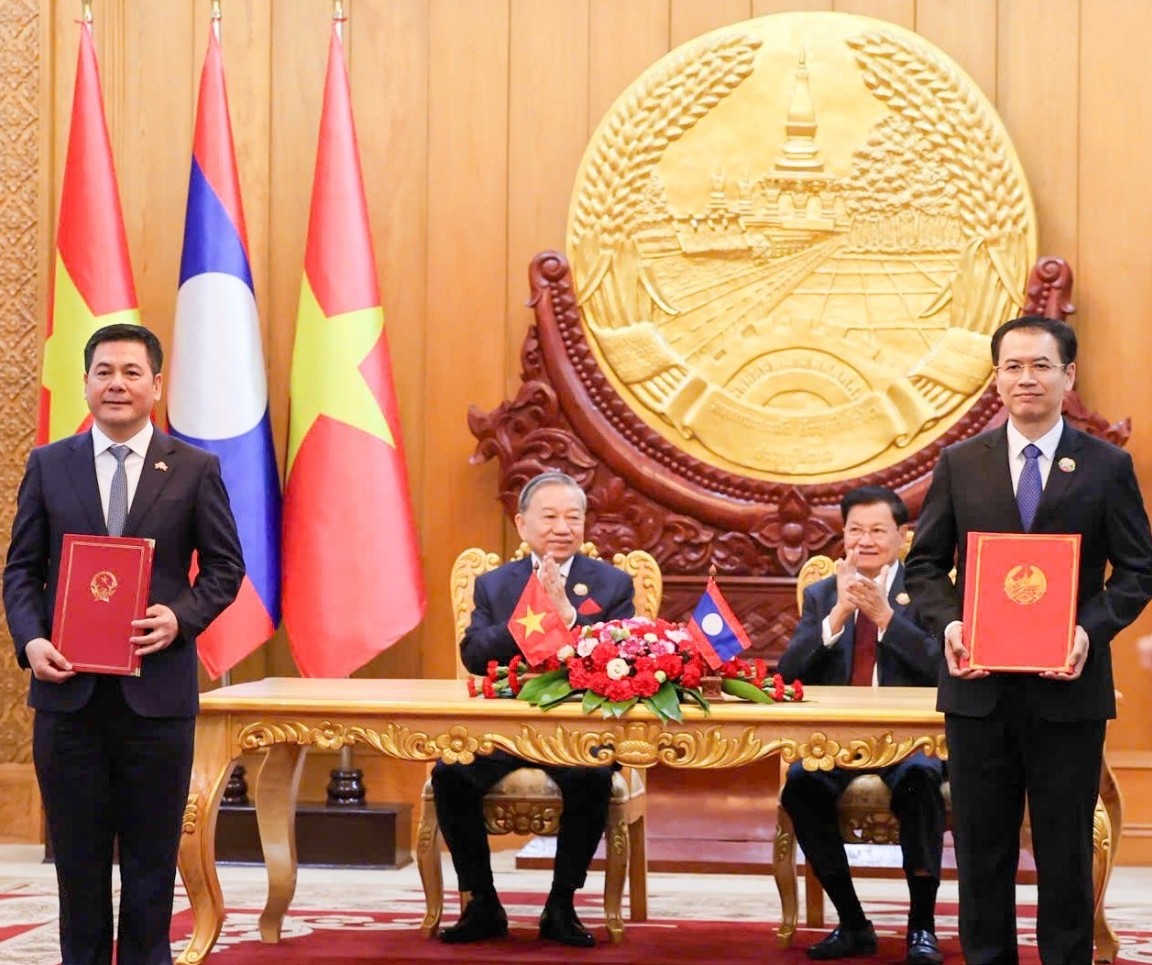 Việt Nam - Lào ký kết hợp tác phát triển chuỗi công nghiệp và năng lượng