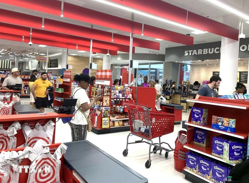 Khách hàng mua sắm tại một trung tâm thương mại ở bang Maryland. (Ảnh: Ngọc Quang/TTXVN)