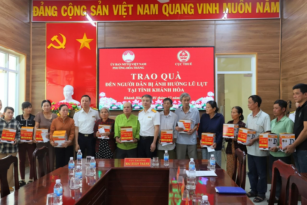 Đoàn công tác Cục Thuế thăm hỏi, tặng quà bà con vùng lũ lụt tại Khánh Hòa Đoàn công tác Cục Thuế thăm hỏi, tặng quà bà con vùng lũ lụt tại Khánh Hòa