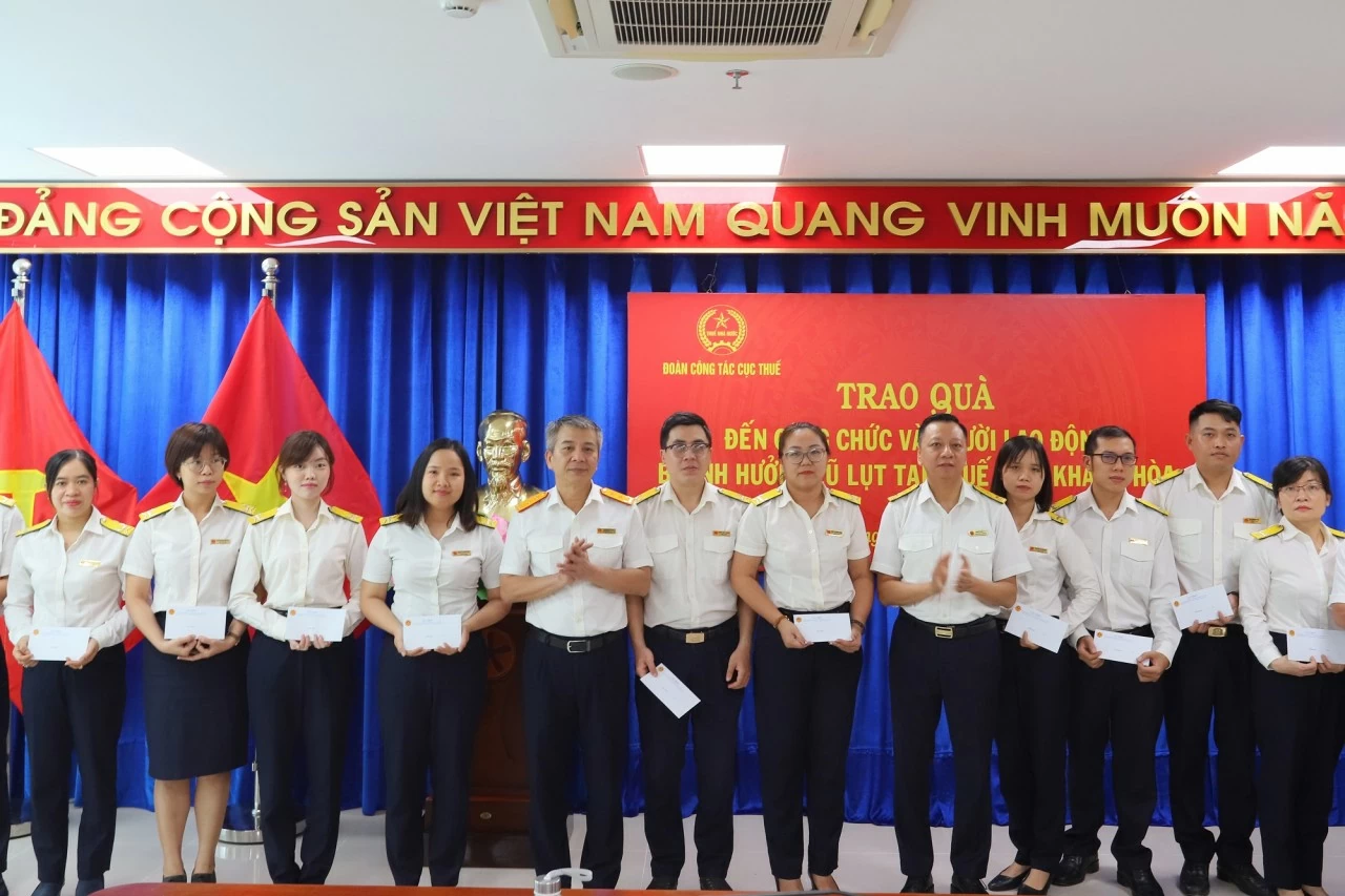 Đoàn công tác Cục Thuế thăm hỏi, tặng quà bà con vùng lũ lụt tại Khánh Hòa Đoàn công tác Cục Thuế thăm hỏi, tặng quà bà con vùng lũ lụt tại Khánh Hòa