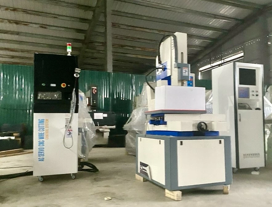 undefined Hải quan khởi tố 2 vụ buôn lậu máy móc đã qua sử dụng, trục lợi tiền tỷ