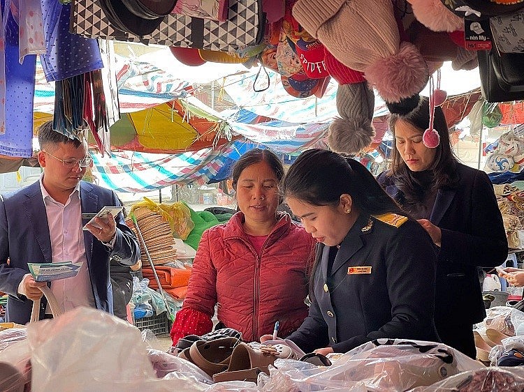 Công chức Thuế cơ sở 3 tỉnh Lạng Sơn đến từng hộ kinh doanh hướng dẫn chuyển sang kê khai Lạng Sơn: Công chức Thuế cơ sở 3 đến từng hộ kinh doanh hướng dẫn chuyển sang kê khai