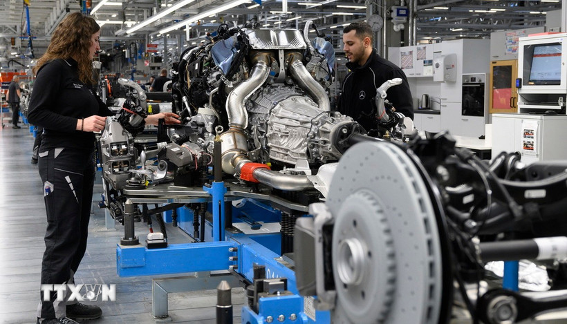 Công nhân làm việc tại một nhà máy sản xuất ôtô ở Sindelfingen, Đức. (Nguồn: AFP/TTXVN)