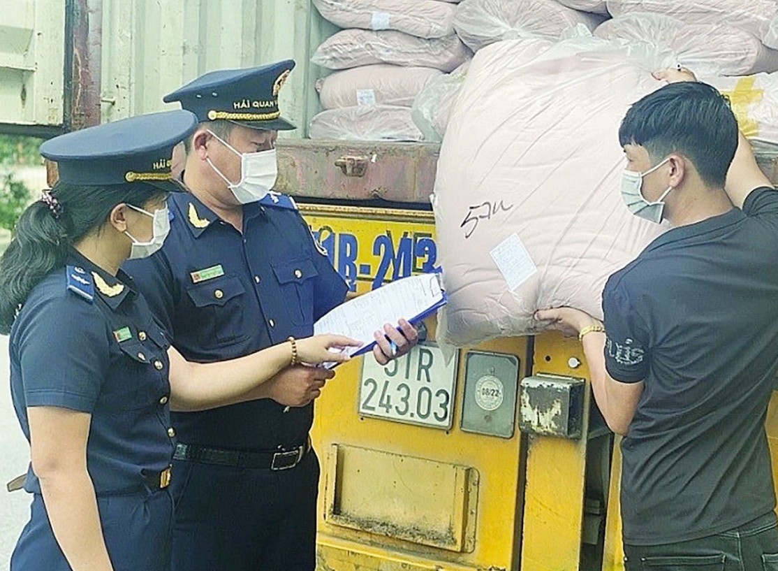 "Tuyên chiến" không khoan nhượng với buôn lậu, hàng giả dịp Tết