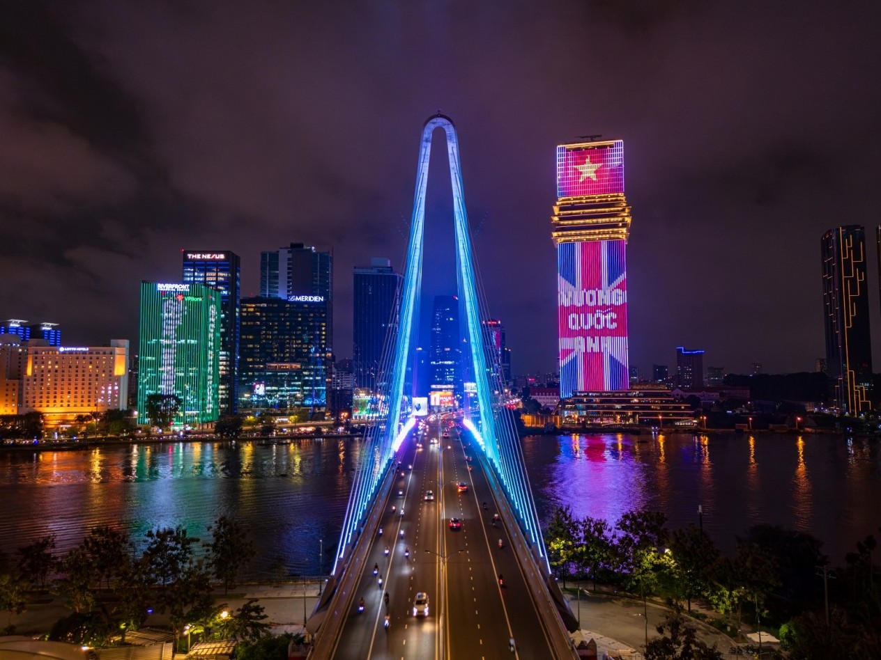 Rực rỡ ánh sáng hữu nghị Việt - Anh từ Tòa tháp Saigon Marina IFC