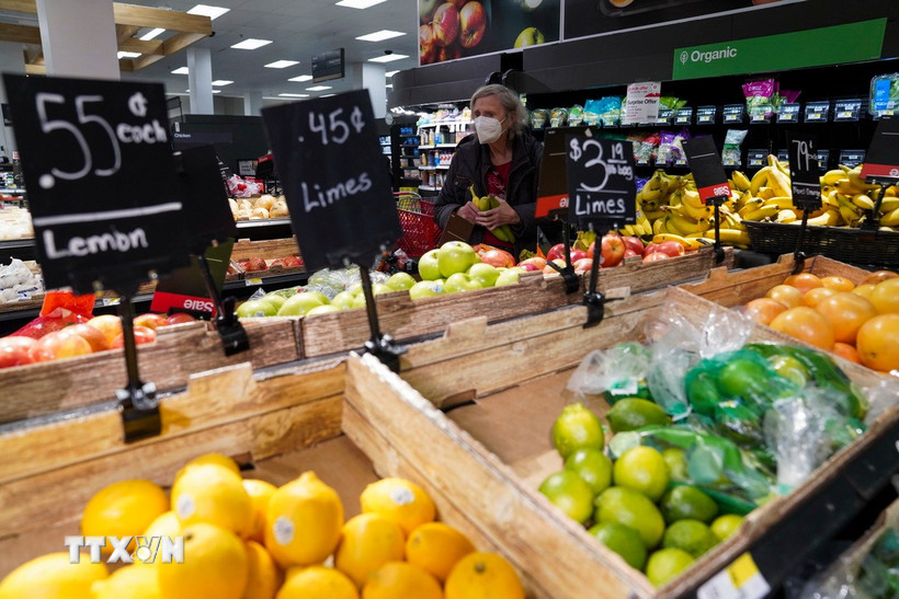 Hàng hóa được bày bán tại siêu thị ở New York, Mỹ. (Ảnh: THX/TTXVN)