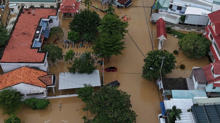 ADB hỗ trợ khẩn cấp 2 triệu USD cứu trợ lũ lụt tại Việt Nam ADB hỗ trợ khẩn cấp 2 triệu USD cứu trợ lũ lụt tại Việt Nam