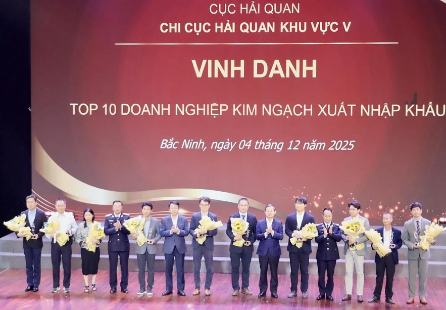 undefined Hải quan khu vực V thông quan hàng hoá vượt mốc kim ngạch 200 tỷ đồng