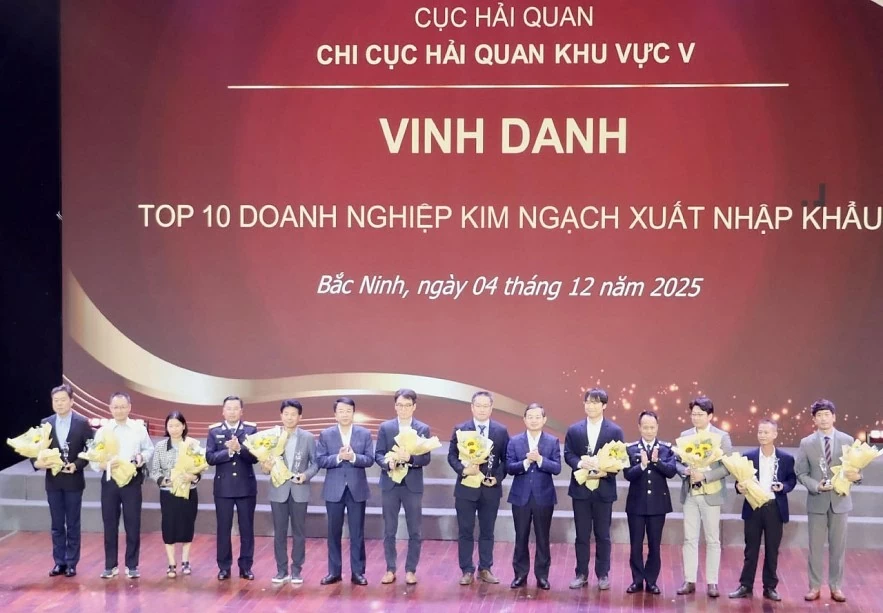 undefined Hải quan khu vực V thông quan hàng hoá vượt mốc kim ngạch 200 tỷ đồng
