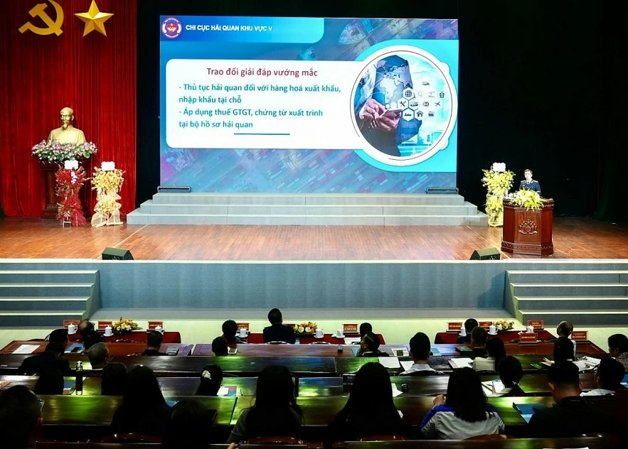 undefined Hải quan khu vực V thông quan hàng hoá vượt mốc kim ngạch 200 tỷ đồng