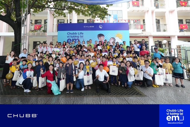 Chubb Life Việt Nam dành hơn 1 tỷ đồng hỗ trợ học sinh khó khăn và các địa phương gánh chịu thiên tai Chubb Life Việt Nam dành hơn 1 tỷ đồng hỗ trợ học sinh khó khăn và các địa phương gánh chịu thiên tai