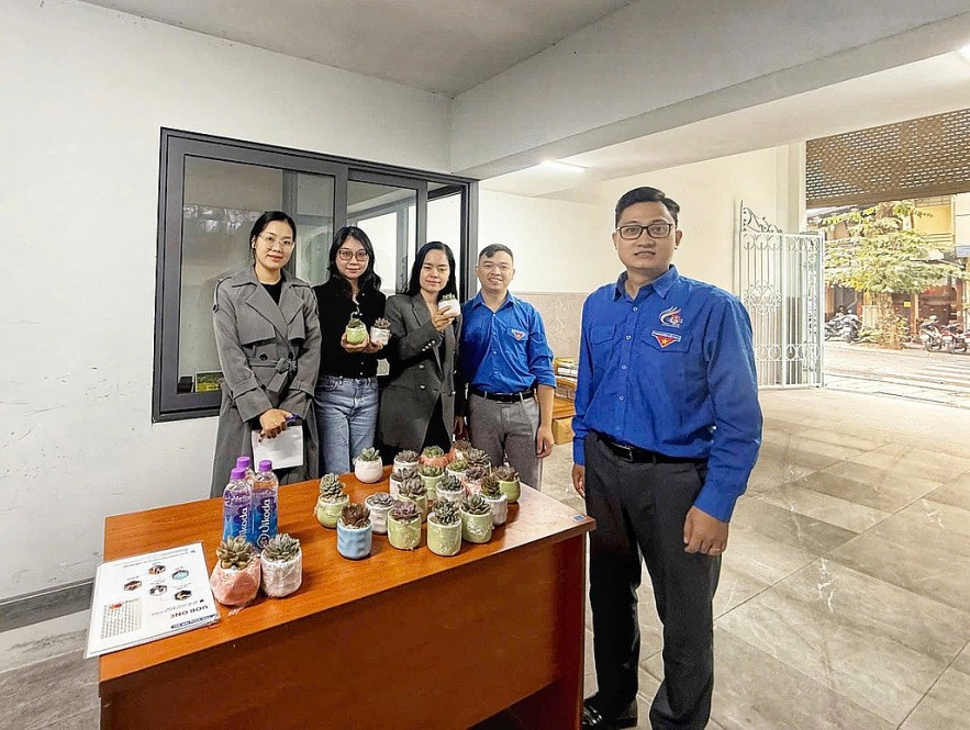 Chi đoàn Báo Tài chính - Đầu tư tích cực tham gia đổi pin cũ lấy cây xanh, giảm rác thải độc hại Chi đoàn Báo Tài chính - Đầu tư tích cực tham gia đổi pin cũ lấy cây xanh, giảm rác thải độc hại