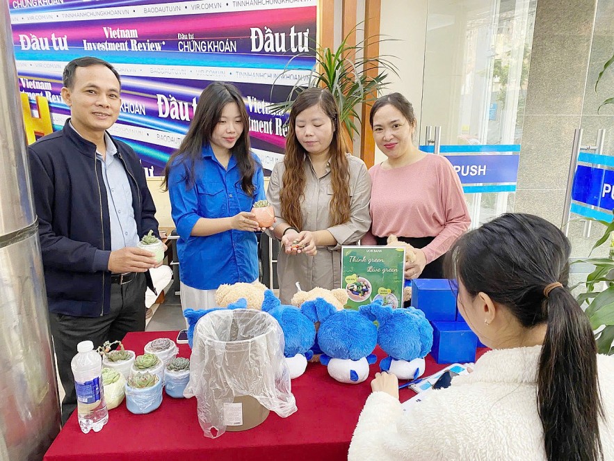 Chi đoàn Báo Tài chính - Đầu tư tích cực tham gia đổi pin cũ lấy cây xanh, giảm rác thải độc hại Chi đoàn Báo Tài chính - Đầu tư tích cực tham gia đổi pin cũ lấy cây xanh, giảm rác thải độc hại