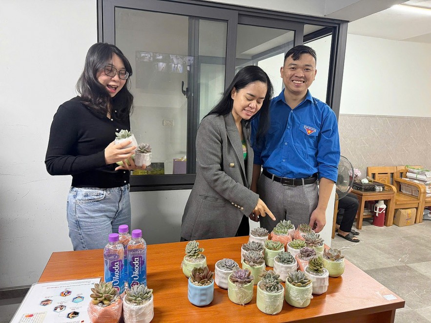 Chi đoàn Báo Tài chính - Đầu tư tích cực tham gia đổi pin cũ lấy cây xanh, giảm rác thải độc hại Chi đoàn Báo Tài chính - Đầu tư tích cực tham gia đổi pin cũ lấy cây xanh, giảm rác thải độc hại