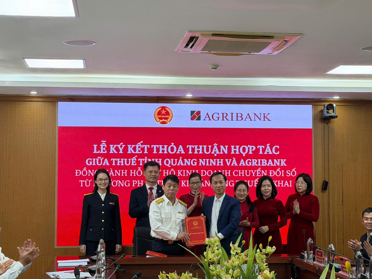 Thuế tỉnh Quảng Ninh ký kết phối hợp với ngân hàng Agribank Quảng Ninh.