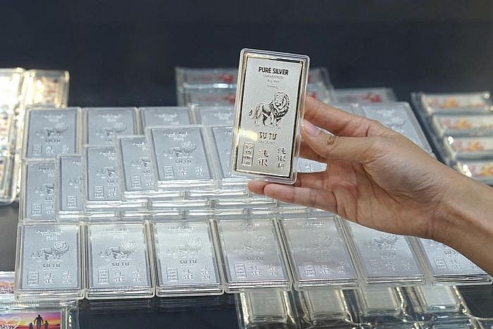 Ngày 23/12: Giá bạc tiếp tục vượt lên mức cao kỷ lục mới