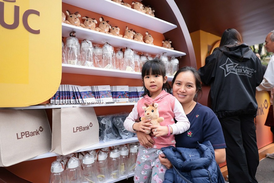 LPBank lan tỏa thông điệp “Chạm Lộc Phát – Chạm Hạnh Phúc” tại Vietnam Happy Fest 2025 LPBank lan tỏa thông điệp “Chạm Lộc Phát – Chạm Hạnh Phúc” tại Vietnam Happy Fest 2025