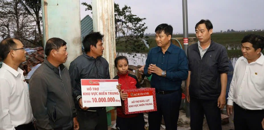 Agribank đồng hành tháo gỡ khó khăn cho khách hàng bị ảnh hưởng bởi mưa lũ