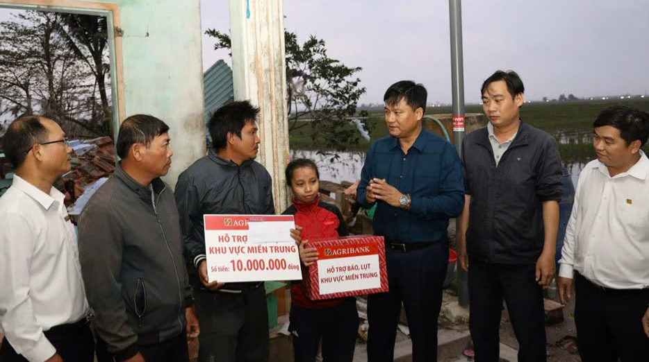 Agribank đồng hành tháo gỡ khó khăn cho khách hàng bị ảnh hưởng bởi mưa lũ Agribank đồng hành tháo gỡ khó khăn cho khách hàng bị ảnh hưởng bởi mưa lũ