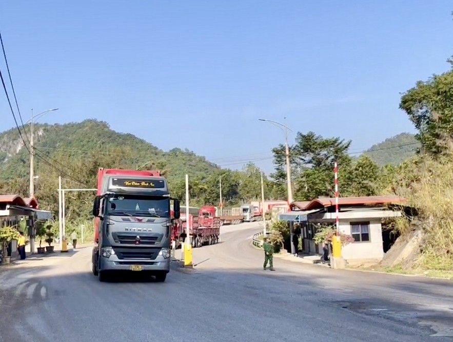 undefined Hải quan cửa khẩu Tân Thanh thực hiện vận chuyển hàng hoá hai chiều, doanh nghiệp hưởng lợi