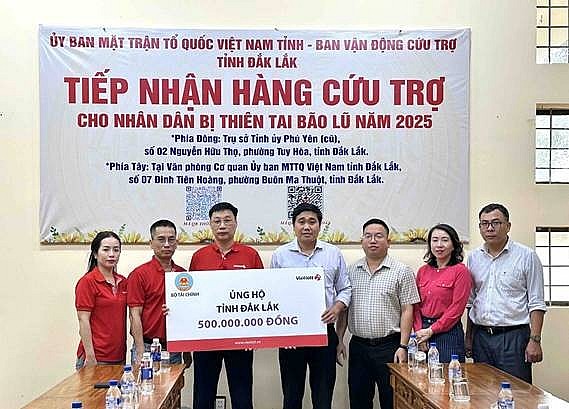 Vietlott ủng hộ 5 tỉnh, thành miền Trung khắc phục hậu quả lũ lụt