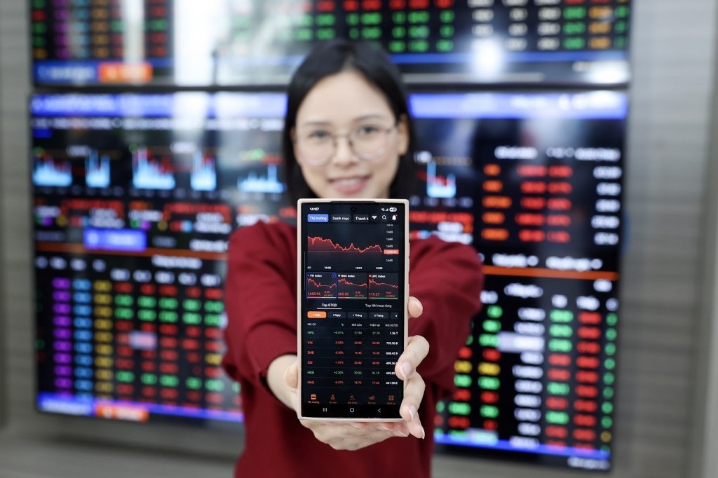 Chứng khoán phái sinh: Trạng thái chênh lệch bất ngờ đảo chiều trước cú rơi sâu phiên 12/12