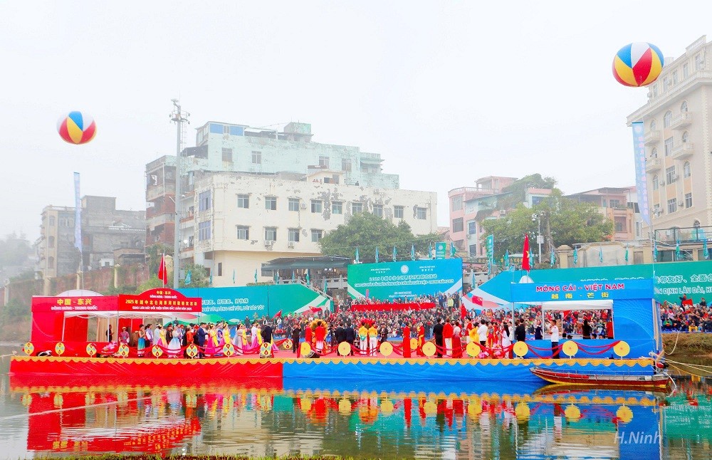 Hàng nghìn người tham gia chạy giao lưu hữu nghị Quốc tế Việt – Trung lần thứ 3 Hàng nghìn người tham gia chạy giao lưu hữu nghị Quốc tế Việt – Trung lần thứ 3