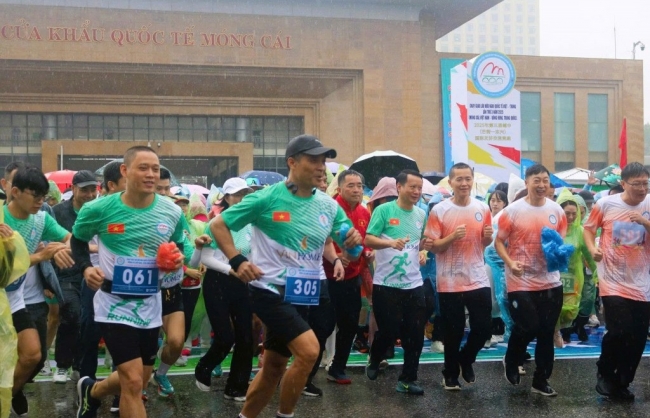 Hàng nghìn người tham gia chạy giao lưu hữu nghị Quốc tế Việt - Trung lần thứ 3