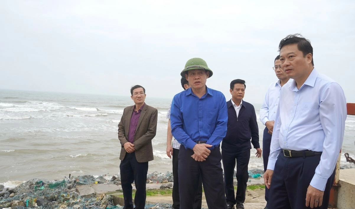 Chủ tịch UBND tỉnh Quảng Trị Lê Hồng Vinh (thứ nhất, phải ảnh) đi kiểm tra tiến độ một dự án đầu tư công trên địa bàn tỉnh. Ảnh: Tiến Nhất