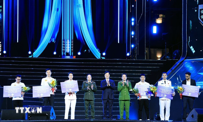 Bí thư Thành ủy Hà Nội Nguyễn Duy Ngọc và lãnh đạo Bộ Công an trao tặng Kỷ niệm chương cho các đội đạt giải Nhất, Nhì, Ba cuộc thi Data for Life. (Ảnh: Tuấn Anh/TTXVN) ttxvn-le-khai-mac-ngay-hoi-khoi-nghiep-sang-tao-quoc-gia-2025-techfest-2025-8469759-3.jpg