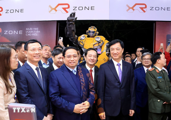 Thủ tướng Phạm Minh Chính tham các gian hàng tại triển lãm. (Ảnh: Tuấn Anh/TTXVN) ttxvn-thu-tuong-pham-minh-chinh-du-le-khai-mac-ngay-hoi-khoi-nghiep-sang-tao-quoc-gia-2025-8469667-1.jpg