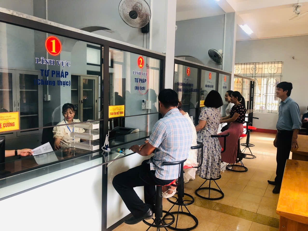 Một hoạt động giao dịch hành chính cấp xã trên địa bàn tỉnh Quảng Trị. Ảnh: Nhân Trương Một hoạt động giao dịch hành chính cấp xã trên địa bàn tỉnh Quảng Trị. Ảnh: Nhân Trương