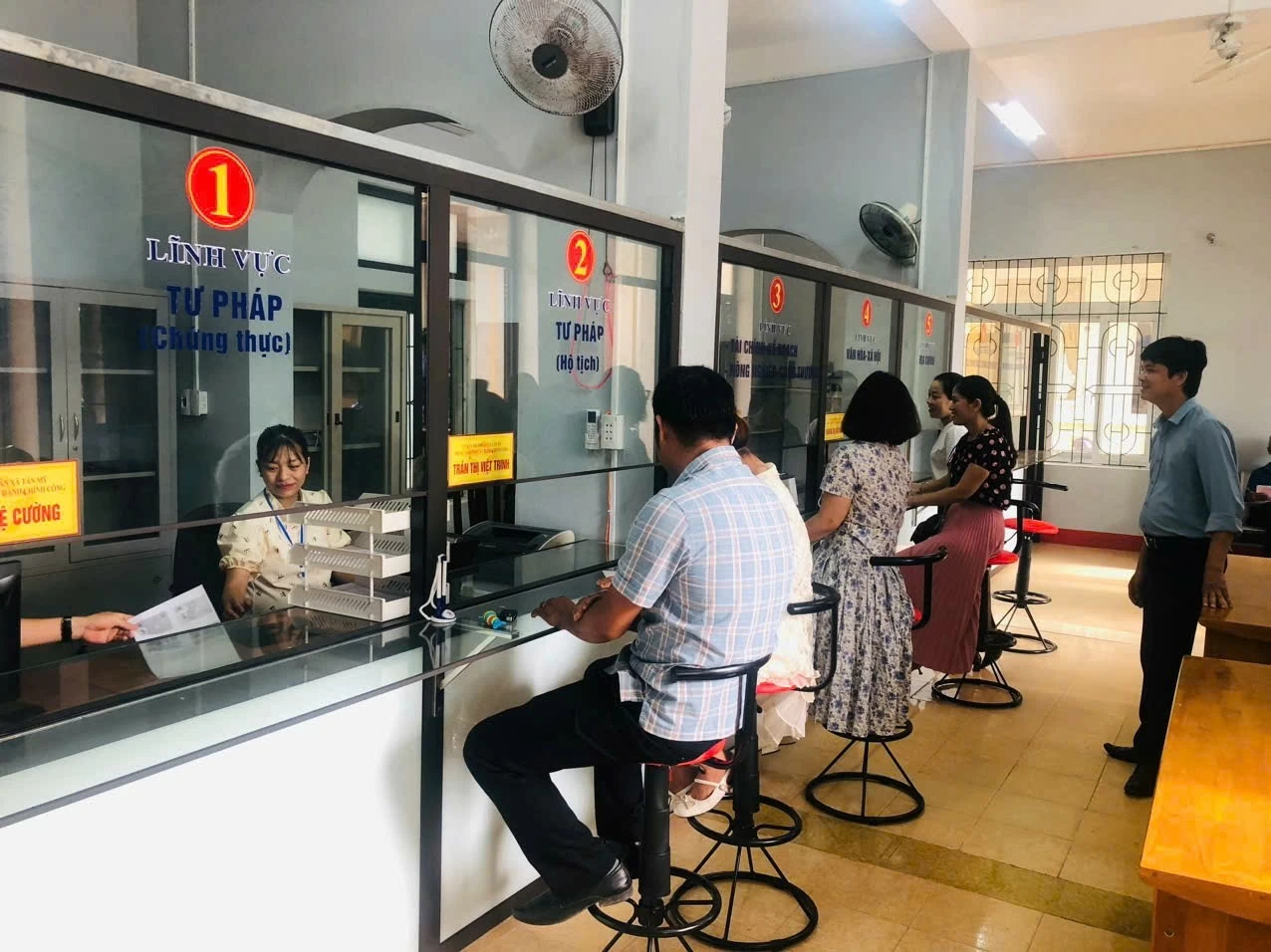 Một hoạt động giao dịch hành chính cấp xã trên địa bàn tỉnh Quảng Trị. Ảnh: Nhân Trương