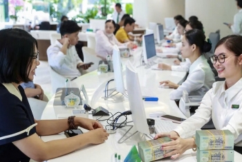 “Sóng” lãi suất dâng cao cuối năm, nhiều công cụ can thiệp phải kích hoạt