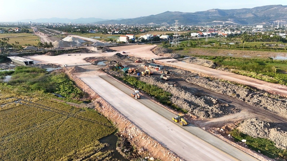 có tổng vốn đầu tư gần 6.400 tỷ đồng, mang ý nghĩa động lực cho khu vực phía Tây của tỉnh khi kết nối trực tiếp cao tốc Hạ Long - Hải Phòng với các địa phương trong khu vực. có tổng vốn đầu tư gần 6.400 tỷ đồng, mang ý nghĩa động lực cho khu vực phía Tây của tỉnh khi kết nối trực tiếp cao tốc Hạ Long - Hải Phòng với các địa phương trong khu vực.