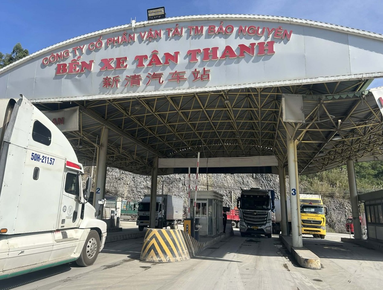 Cuối năm, hàng hóa qua cửa khẩu Tân Thanh sôi động, thu ngân sách bứt phá