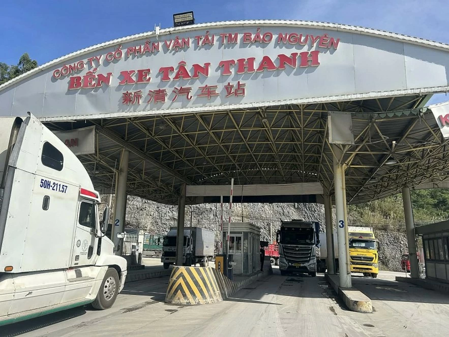 undefined Cuối năm, hàng hóa qua cửa khẩu Tân Thanh sôi động, thu ngân sách bứt phá