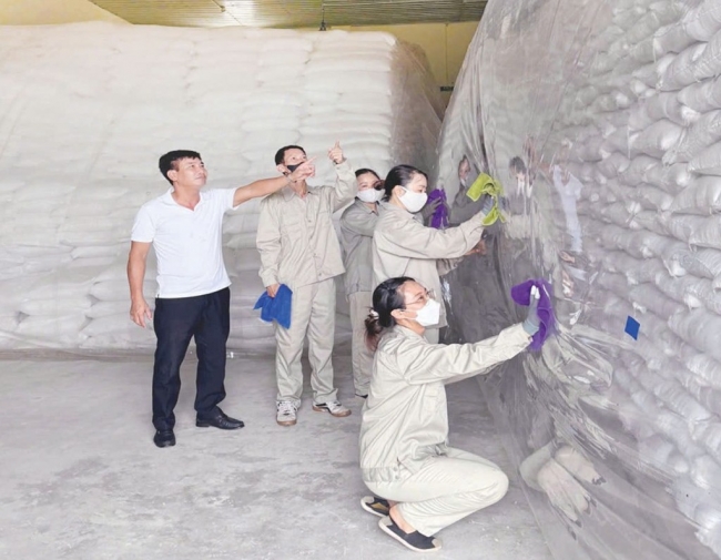 Vượt khó, xuất cấp kịp thời hàng dự trữ hỗ trợ người dân