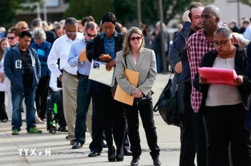 Người lao động xếp hàng chờ xin việc tại Hội chợ việc làm ở Uniondale, New York (Mỹ). (Ảnh: Reuters/TTXVN)