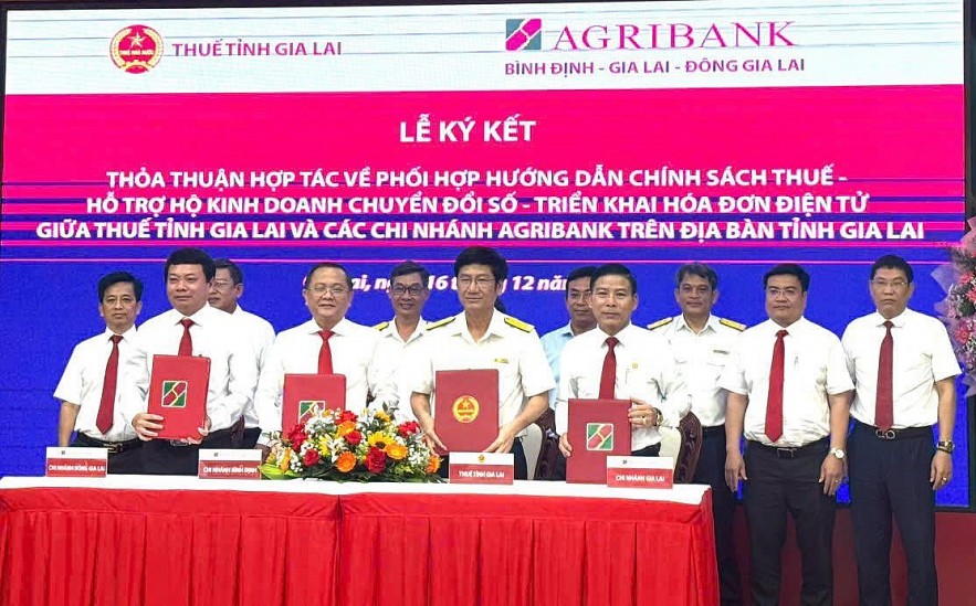 Thuế tỉnh Gia Lai và các chi nhánh Ngân hàng Agribank tại tỉnh Gia Lai tổ chức ký kết hợp tác. Ảnh: Ngân hàng Agribank.