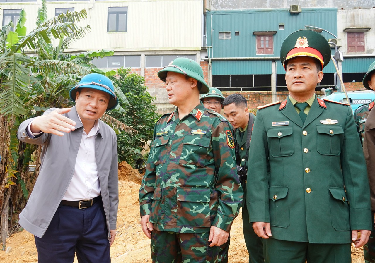 Chủ tịch UBND tỉnh Quảng Trị Lê Hồng Vinh (ngoài cùng, trái ảnh), cùng lãnh đạo Quân khu 4, Bộ chỉ huy Quân sự tỉnh kiểm tra hiện trường trước thời điểm khởi công dự án. Ảnh: Trường Nhật