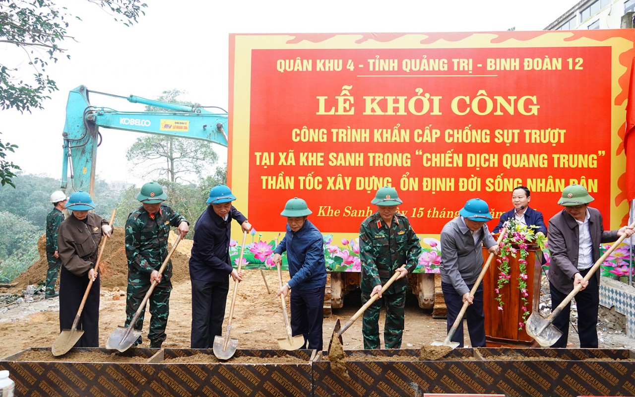 Lãnh đạo tỉnh Quảng Trị thực hiện lễ khởi công Dự án Khắc phục hậu quả thiên tai đối với sụt trượt ở khu vực đường Hùng Vương tại thôn 3A, xã Khe Sanh. Ảnh: Trường Nhật